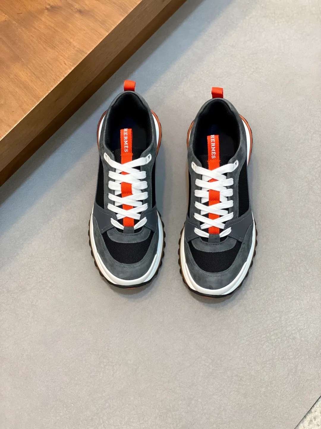 Men's men's shoes 💰700 HERMES/Hermès Leader sneakers! Tech twill, calfskin and suede goatskin sneakers featuring paneled multicolor twill, calfskin and suede. Lightweight geometric sole for a stylish urban look. Product details: White and orange rubber sole Black rubber sole with orange rubber insert Light natural leather insert White rubber toe cap Beige lambskin insole and lining Cotton strap, rubber lettering Sole height: 4cm Size: 39-40-41-42-43-44 (customized at 38.45)